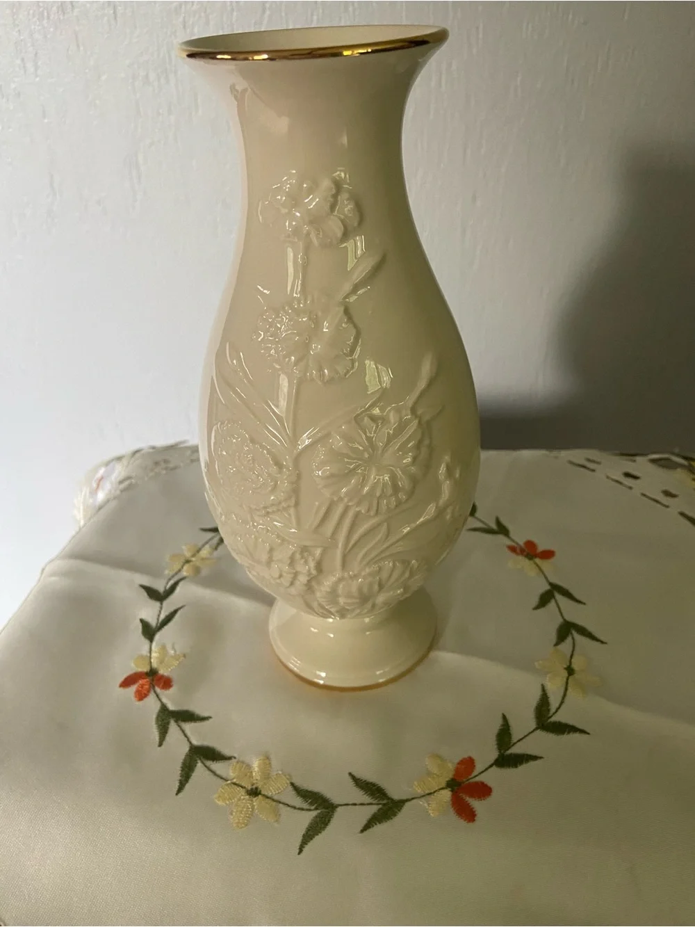 Lenox 8” limited edition 24K gold accent vase carnations and kisses 2009